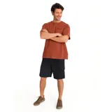 Remera color ladrillo de corte holgado, con cuello redondo y logo de la marca Caterpillar bordado en el pecho.