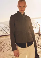 Chaqueta marrón con estampado de micro pata de gallo, cuello mao, cuatro bolsillos delanteros con solapa y cierre frontal con botones.