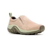 Zapatillas slip-on Merrell Jungle Moc color beige, confeccionadas en gamuza, con doble elástico lateral, forro de malla transpirable, plantilla de espuma EVA reciclada, tecnología Air Cushion en el talón y suela de goma adherente.