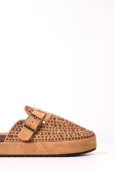Zuecos color camel con plataforma, detalle de tachas y hebilla dorada.