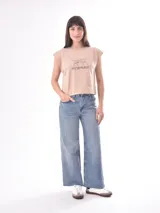 Remera blanca de algodón con mangas cortas y estampado de un tulipán rosa con fondo rosa y texto 'Blossom Mood' en negro.