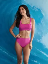 Top de bikini deportivo color negro, con tirantes anchos y tejido acanalado.