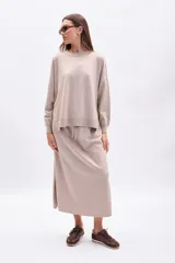 Pollera larga de tejido de punto color beige, con cordón ajustable en la cintura.