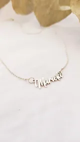 Gargantilla de plata 925 con dije con el nombre "Mariela" en letra cursiva.