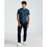 Remera de hombre azul con estampado floral en blanco y celeste, de corte clásico y manga corta.