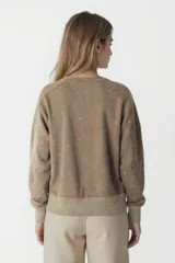 Buzo marrón de corte holgado, con cuello redondo y mangas largas.