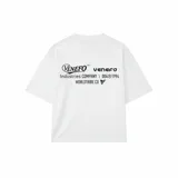 Remera oversize blanca de algodón con estampado gráfico en la espalda que incluye el logo de la marca 'Venefo' y texto como 'Industries Company' y 'Worldtribe Co'.