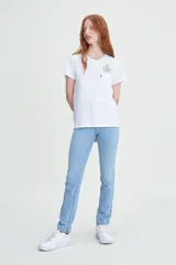 Jeans de tiro alto color celeste, ajustados en cadera y muslos, con pierna recta y cierre de bragueta.