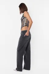 Corset lencero en tejido desagujado con foil, color gris con detalles plateados. Recortes en delantero con ballena en interior. Busto con aro; taza media copa y superposición de breteles. Terminaciones con elástico dobladillado por interior. Acceso por espalda con cierre metálico YKK desmontable.