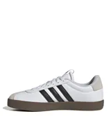 Championes Adidas VL Court 3.0, color blanco con detalles en negro y suela marrón. Inspirados en el skate, con exterior de cuero y gamuza, las tres tiras clásicas de Adidas en los laterales y suela vulcanizada.
