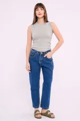 Musculosa gris de punto canalé, con cuello redondo y sisas amplias.