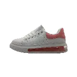 Championes blancos con plataforma gris y detalles en rosa en el talón.