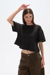Remera gris de algodón, manga corta, corte holgado y cuello redondo.