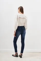 Pantalón jean slim azul oscuro.