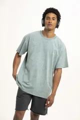 Remera color arena de corte holgado con cuello redondo y manga corta. Presenta un pequeño estampado en el frente.