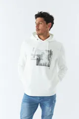 Buzo canguro blanco de felpa con capucha ajustable, bolsillos y estampado con diseño de bosque y texto.