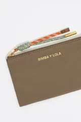 Monedero color beige de nylon con estructura blanda y tirador de cordón. Cierre con cremallera y bolsillo interior doble.