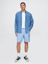 Short celeste de lino con cintura elástica.