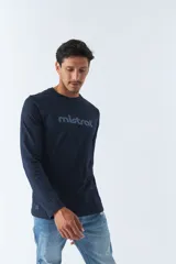 Remera blanca de manga larga con logo gris de la marca Mistral estampado en el pecho.