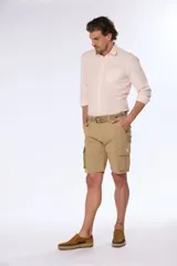 Bermuda cargo azul marino con cinto, confeccionada en 98% algodón y 2% spandex. Presenta bolsillos laterales tipo cargo con solapa y botón.