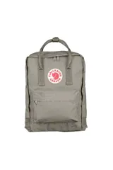 Mochila Fjallraven Kanken color gris, confeccionada en tejido Vinylon F resistente al agua. Tiene doble asa superior, correas traseras ajustables, bolsillo frontal con cierre, dos bolsillos laterales abiertos y logo reflectivo.
