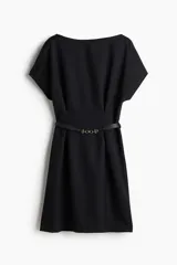 Vestido negro a la rodilla con escote bote y pliegues de caja invertidos adelante y atrás. Modelo de manga corta con cintura entallada, cinturón extraíble con hebilla de metal y bajo recto. Cierre oculto en la espalda. Sin forrar.