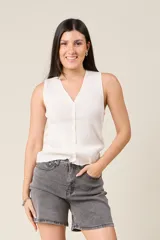 Musculosa blanca de punto acanalado, con escote en V y botones frontales.
