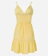 Vestido corto negro de viscosa certificada, con escote en V ribeteado con encaje, breteles finos y cuerpo con frunces horizontales. La falda tiene un volante con detalle de encaje en el ruedo.