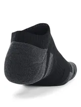 Pack de tres pares de medias deportivas Under Armour, unisex, de corte invisible, color negro con logo en gris.