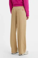 Pantalón color beige de corte ancho con tiro medio.