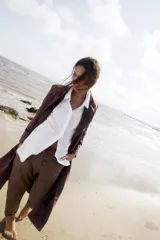 Camisa polo de corte masculino con cuello combinado y botones forrados en contraste. Presenta un bordado de marca en la parte delantera.