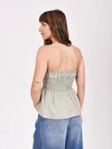 Top bandeau color verde claro, con elástico en la parte superior e inferior. Diseño fruncido en la cintura.
