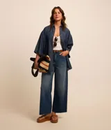 Pantalón wide leg cropped de jeans con tiro alto, trabillas en la cintura, cierre tradicional por botón y cremallera, bolsillos y bajo cortado.