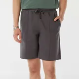 Short gris de corte recto con costuras verticales al frente.