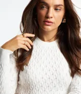 Sweater azul marino de punto con textura de ondas, cuello redondo y mangas largas.