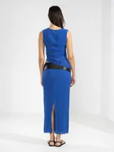 Falda midi marrón con textura plisada y corte recto.