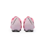 Championes de fútbol Nike Phantom GX 2 Academy FG, con capellada blanca y detalles en negro. Presentan el logo de Nike en dorado y cordones blancos. Ideales para superficies naturales y sintéticas.