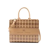 Bolso tipo tote grande color taupe con diseño de rombos en relieve, doble asa de mano y correa bandolera ajustable y extraíble. Tiene cierre superior, bolsillo interno con cierre, dos bolsillos internos abiertos, herrajes plateados, interior forrado en tela de algodón y poliéster, y logo XL Extra Large al frente.
