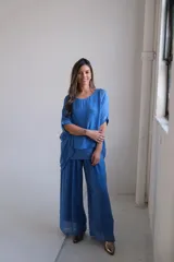 Pantalón palazzo celeste de gasa, con cintura alta y corte amplio.