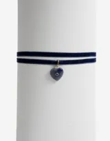 Gargantilla choker de terciopelo azul marino con dije de corazón de piedra azul y detalle de cristal.