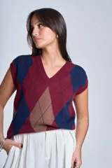 Chaleco tejido con patrón de rombos en bordeaux, azul y marrón. Con cuello en V y sin mangas.