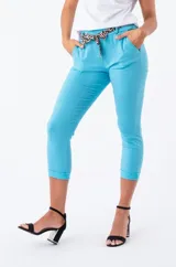 Pantalón capri celeste de tiro alto, con bolsillos delanteros y falsos bolsillos traseros. Incluye cinturón con estampado animal print.