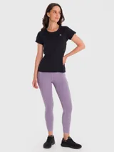 Remera deportiva de manga corta color fucsia, con cuello redondo y tecnología Aircool de secado rápido.