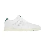 Zapatillas deportivas blancas con detalles verdes, diseño clásico y suela de goma.