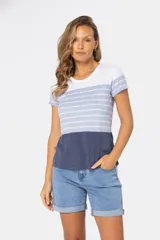 Remera de manga corta con cuello redondo, con rayas horizontales en color celeste y blanco en la parte superior y color azul en la parte inferior.