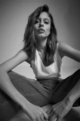 Musculosa blanca de algodón con escote redondo y sisas amplias.