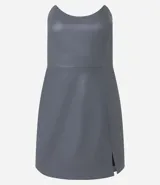 Vestido corto negro de material sintético con escote recto y abertura lateral.