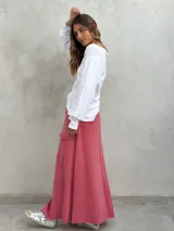 Falda larga color gris verdoso, con cintura elástica ajustable con cordón y bolsillos laterales tipo cargo.