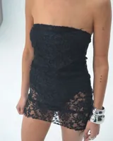 Minivestido negro de encaje floral sin mangas y corte ajustado.