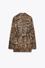 Blazer con estampado animal print, cuello solapa de muescas y manga larga acabada en aberturas. Bolsillos de vivo en delantero, cinturón en mismo tejido ajustable con lazadas y cierre frontal con botones.